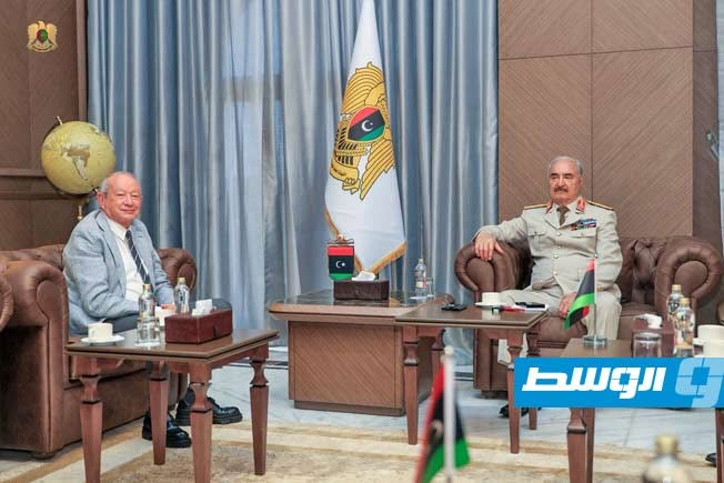حفتر يستقبل رجل الأعمال المصري نجيب ساويرس