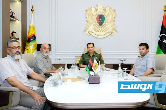 عميد براك الشاطئ يطلع صدام حفتر على احتياجات القطاعات الخدمية بالبلدية