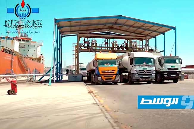 تفريغ ناقلة تحمل 34 مليون لتر من بنزين بميناء طرابلس