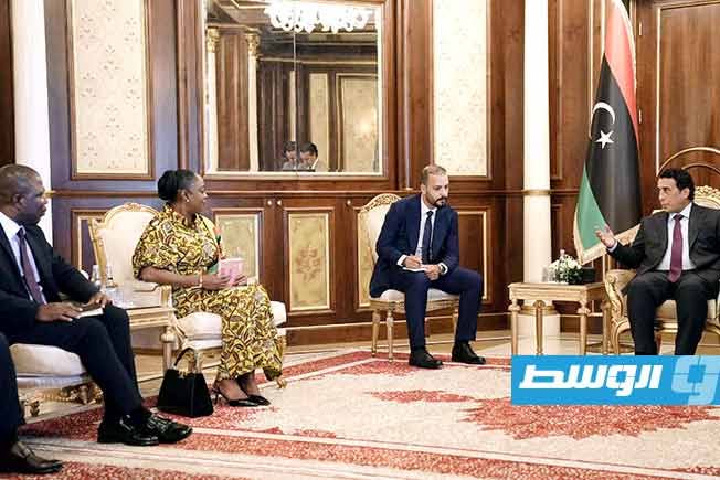 المنفي يبحث مع مبعوثة الرئيس الغاني تعزيز التعاون الثنائي بين البلدين