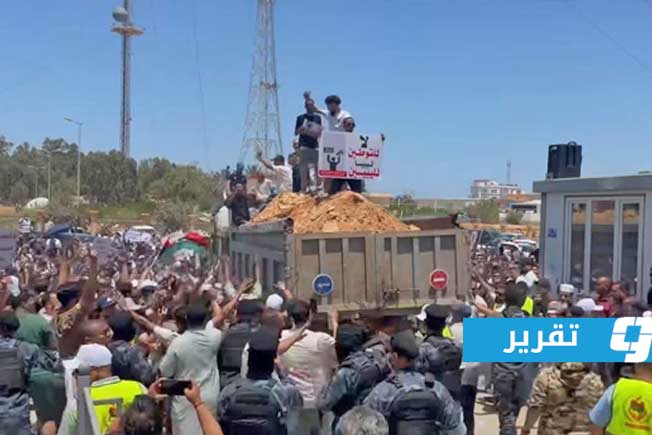 خلال تظاهرة لرفض توطين المهاجرين.. إغلاق مقر مفوضية اللاجئين في طرابلس بساتر ترابي