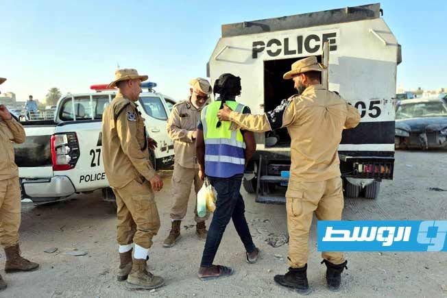 ترحيل 35 مهاجرا من أجدابيا عبر منفذ امساعد البري