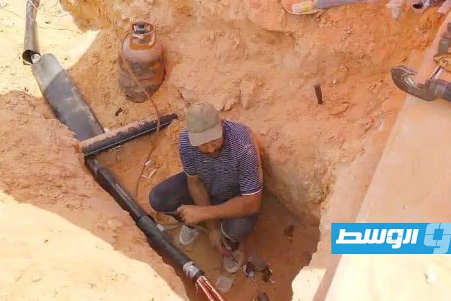 صيانة طارئة لخطوط الكهرباء في طرابلس تحت أشعة الشمس الحارقة