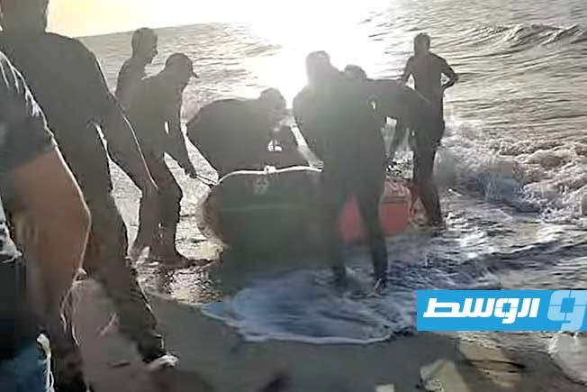 إنقاذ شاب فلسطيني من الغرق على ساحل بوترابة شرق بنغازي‏ (فيديو)