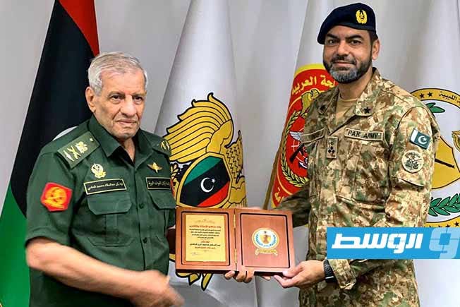 الحاسي يستقبل وفدًا من القوات المسلحة الباكستانية في بنغازي