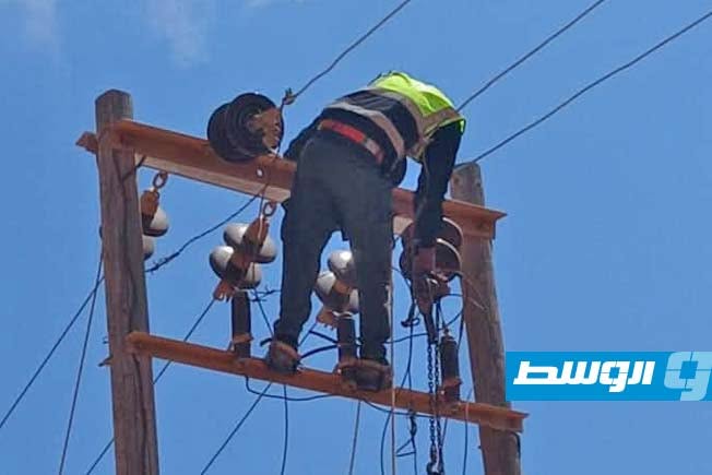 تركيب أسلاك كهربائية بديلة عن المسروقة في سيدي خليفة ببنغازي